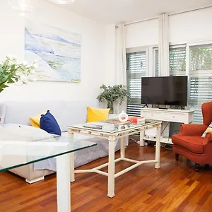 Charming With Pool And Garage Apartment